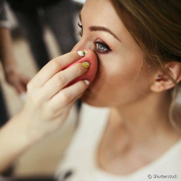 A beauty blender pode ser ?til em v?rios truques na hora da maquiagem. Confira! (Foto: Shutterstock)